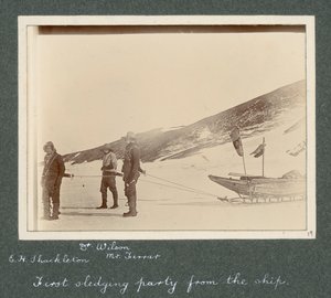 E. H. Shackleton, tohtori Edward Wilson ja herra Hartley Ferrar (geologi) valjaissa reessä. Sir Ernest Henry Shackletonin albumista National Antarctic Expedition (1901-1903). tekijältä Ernest Henry Shackleton
