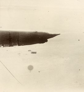 Katse pallosta alas tasangolle. Sir Ernest Henry Shackletonin albumista National Antarctic Expedition (1901-1903). tekijältä Ernest Henry Shackleton