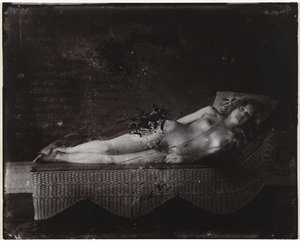 Nainen alaston aurinkotuolissa Tyttö pajutuolissa, New Orleans (otsikko esineessä) tekijältä Ernest James Bellocq