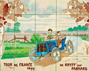 De Knyff ajamassa Panhard-autolla Ranskan ympäriajossa 1899: pariisilaisen Gilardoni Fils et Cie:n valmistamia keraamisia laattoja Ernest Montautin (1878-1909) piirustuksen mukaan. tekijältä Ernest Montaut