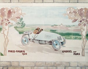 Gabriel ajamassa Mors-autolla Pariisin ja Madridin välisessä, kuoleman kisana tunnetussa kilpailussa vuonna 1903: pariisilaisen Gilardoni Fils et Cie -yhtiön valmistamia keraamisia laattoja Ernest Montautin (1878-1909) piirroksen mukaan. tekijältä Ernest Montaut