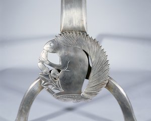 Oravaa kuvaava tulikoira, n. 1905-1910 (kiillotettu teräs) (yksityiskohta)