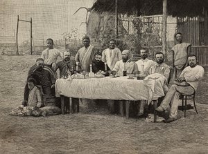 Orjuudenvastaisen seuran juhlatilaisuus Italian konsulaatissa Bomassa, Kongon demokraattisessa tasavallassa, Ernesto Mancastropan kaiverrus Giuseppe Coronan valokuvasta, L