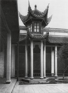 Changshafu, Chen kia tze tang, Hunan, Chen-suvun esi-isien temppeli, pääpihan kellotorni (s/w kuva) tekijältä Ernst Boerschmann
