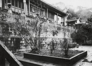 Fuchou, Ku shan, Yung tsuan sze, Fukien, rukoushuone Rushing Source -luostarissa Drum Mountainilla lähellä Fuchouta (s/w-kuva).