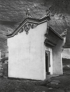 Ichangfu, Lung wang tung, Hupei, Lohikäärmekuninkaan temppelin porttisali (s/w-kuva). tekijältä Ernst Boerschmann