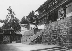Kuanhien, Ori Lang miao, Szechuan, Toinen etukenttä (s/w-kuva) tekijältä Ernst Boerschmann