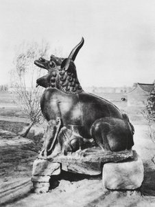 Taiyuanfu, Shansi, Fen-jokea vartioiva pronssinen yksisarvinen (s/w kuva) tekijältä Ernst Boerschmann