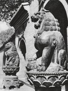 Taiyuanfu, Ta pei sze, Shansi, Pronssileijonat temppelin sisäänkäynnillä (s/w kuva) tekijältä Ernst Boerschmann