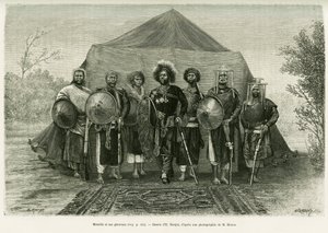 Muotokuva Etiopian prinssi Menelik II:sta (1844-1913), kenraalistensa ympäröimänä. Ronjatin kaiverrus valokuvan jälkeen havainnollistamaan tarinaa Voyage au Choa (Abyssinie meridionale)