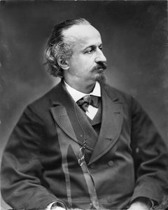 Valokuvaajan, piirtäjän, toimittajan ja näytelmäkirjailijan Etienne Carjatin (1828-1906) omakuva, joka on itse muokannut hautakirjoitustaan: "Tässä on Etienne Carjat, valemaalari, valerunoilija, valokuvaaja". Alkuperäinen vedos, valokuvausverstaan rahasto  tekijältä Etienne Carjat