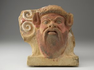 Antefix satyyrin pään muodossa, 500-luvun puoliväli (terrakotta pigmentillä)