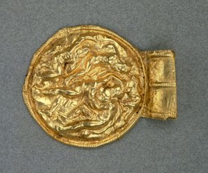 Kohokuvioitu bulla riipus. Etruskien sivilisaatio, 4. vuosisadalla eKr. tekijältä Etruscan