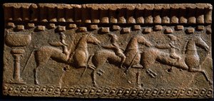 Etruskien taide: ritarien friisikoristelu arkkitehtonisesta kokonaisuudesta Murlossa. 6. vuosisadalla eaa. Murlo, Antiquarium Municipal, Italia tekijältä Etruscan