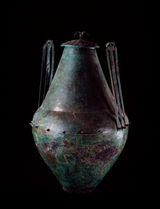Etruskien sivilisaatio: kaksoiskartiomainen pronssimaljakko kaksoiskahvalla ja kannella Vulcin pronssisäiliön haudasta, 680-670 eaa. tekijältä Etruscan