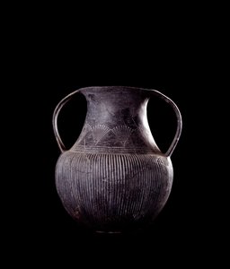Etruskien sivilisaatio: musta bucchero amfora, Veiosta, Monte Michelen hautausmaa, Italia - 7. vuosisadalla eKr. tekijältä Etruscan