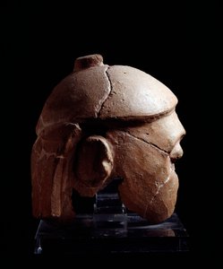 Etruskien sivilisaatio: Antenanti-ryhmän kaskipää terrakottassa Murlosta, Poggio Civitate, Italia - 580-570 eaa. tekijältä Etruscan