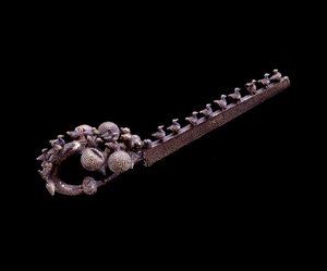 Etruskien sivilisaatio: hopeinen lohikäärmefibula Banditellan hautausmaalta, Marsigliana d"Albegna, Italia, 675-650 eaa. tekijältä Etruscan
