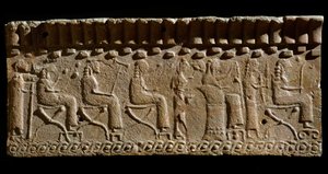 Etruskien sivilisaatio: terrakottafriisi, jota koristavat jumalalliset ja istuvat arvohenkilöt. 580 eaa Dim. 24x54 cm. Murlon palatsista. Murlo, Antiquarium Comunale tekijältä Etruscan
