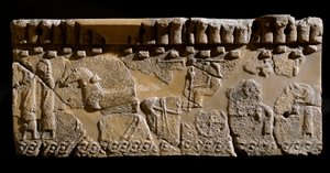 Etruskien sivilisaatio: korteesin terrakottafriisikoristelu. 6. vuosisadalla eaa. Murlon 2. palatsista. Himmeä. 24x39 cm Murlo, Antiquarium Comunale tekijältä Etruscan