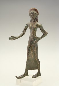 Tyttö tanssii (pronssi) tekijältä Etruscan