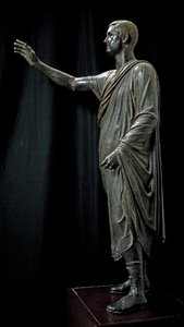 Roomalainen etruskien taide: Aulo Metellon pronssinen patsas nimeltä Harangueur - 80 eKr., Pilasta Perugian lähellä, Dim. 179 cm - Firenze, Museo Archeologico - Aule Metele (Aulus Metellus) muotokuva, joka tunnetaan myös nimellä The Orator (L