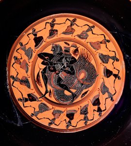 Terrakottakylix, joka kuvaa Herkulesta taistelemassa Tritonin kanssa seitsemäntoista tanssivan nereidin ympäröimänä, 6. vuosisadalla eKr. tekijältä Etruscan