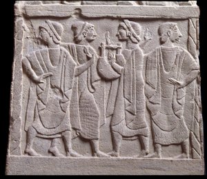 Tanssikohtaus, marmorinen hautakivi matala reliefi tekijältä Etruscan Etruscan