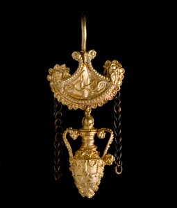 Etruskin taide: kultainen korvakoru. 3. vuosisadalla eaa. Cerveteristä. Himmeä. 3,4 cm Rooma, Museo di Villa Giulia tekijältä Etruscan Etruscan