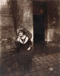 La Villette. Rue Asselin, prostituoitu odottaa ovensa edessä. tekijältä Eugène Atget