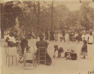 [Naisia ja lapsia Luxembourgin puistossa] tekijältä Eugène Atget