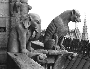 Elefantti ja leijona gargoyles Grande Galerien länsijulkisivun kaiteesta, kopio 1100-luvun alkuperäisestä (kivi) (m/v kuva) tekijältä Eugene Emmanuel Viollet le Duc