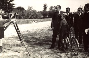 Mussolini poseeraa poikansa kanssa valokuvaajalle (m/w kuva) tekijältä Eugenio Risi