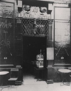 Au Réveil Matin, rue Amelot, 11th Arrondissement, Paris tekijältä Eugène Atget