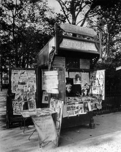 Kioski Pariisissa, n. 1910 (m/v kuva) tekijältä Eugène Atget