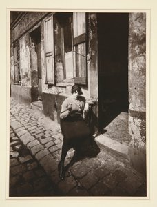 La Villette, julkinen tyttö kelloamassa, 19. Huhtikuu 1921 (La Villette, Streetwalker Waiting for a Client, 19th arrondissement, huhtikuu 1921) tekijältä Eugène Atget