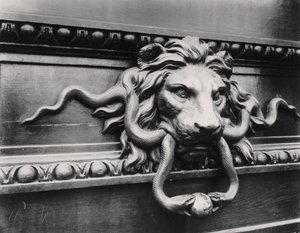 Leijona ovenkoputtaja, Pariisi tekijältä Eugène Atget