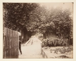 Aamunkoitto, Ala-Meudonin portti tekijältä Eugène Atget