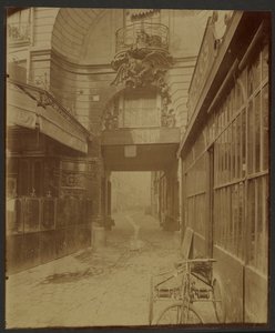 Dragon Gate tekijältä Eugène Atget