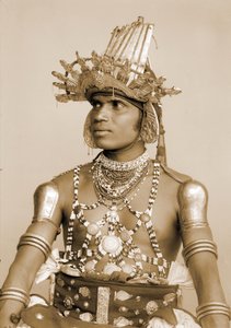 Sri Lankan tanssijan muotokuva kohokuvioidulla hopeakypärällä, n. 1890