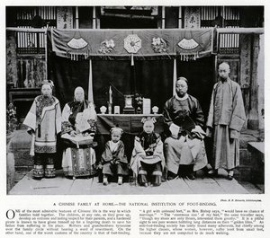 Kiinalainen perhe kotona, National Institute of Foot-Binding (m/v kuva) tekijältä European Photographer