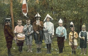 Ryhmä poikia leikkimässä sotilaita (kuva) tekijältä European Photographer