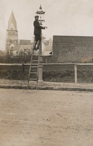 Nouse tikkaille ja kiinnitä katuvalaisin (m/w kuva) tekijältä European Photographer