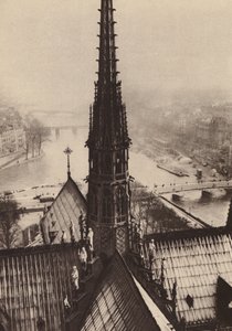 Pariisi: Notre-Damen torni torneista katsottuna (s/w-kuva): La fleche de Notre-Dame vue des tours. tekijältä European Photographer
