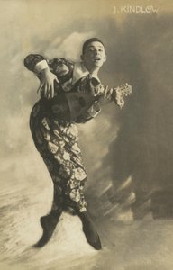 Pierrot soittaa luuttua (s/w-kuva) tekijältä European Photographer