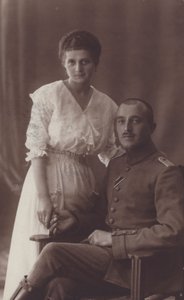 Muotokuva sotilasta ja hänen vaimostaan (m/w kuva) tekijältä European Photographer