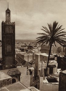 Tanger, Näkymä kaupunkiin ja Aissaulan moskeija (b/w kuva) tekijältä European Photographer