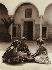 Tunis, Naisryhmä arabitalossa (s/w kuva) tekijältä European Photographer