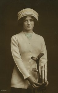 Nuori nainen golfmailojen kanssa (värillinen kuva) tekijältä European Photographer