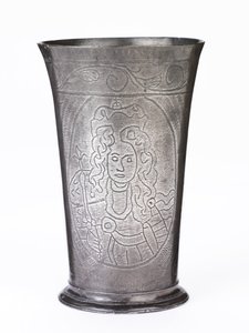 Tina-dekantterilasi, jossa on muotokuvia William III:sta ja Maria II:sta, n. 1689–1694 (tina)
